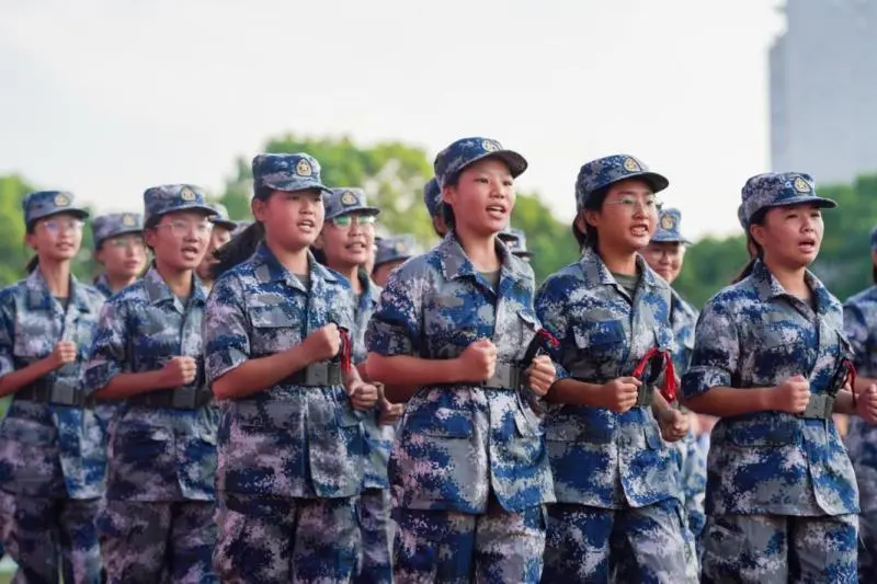秉初心于实处 赋时代以新声——湘潭凤凰中学隆重举行2025年秋季开学典礼暨教师节表彰大会