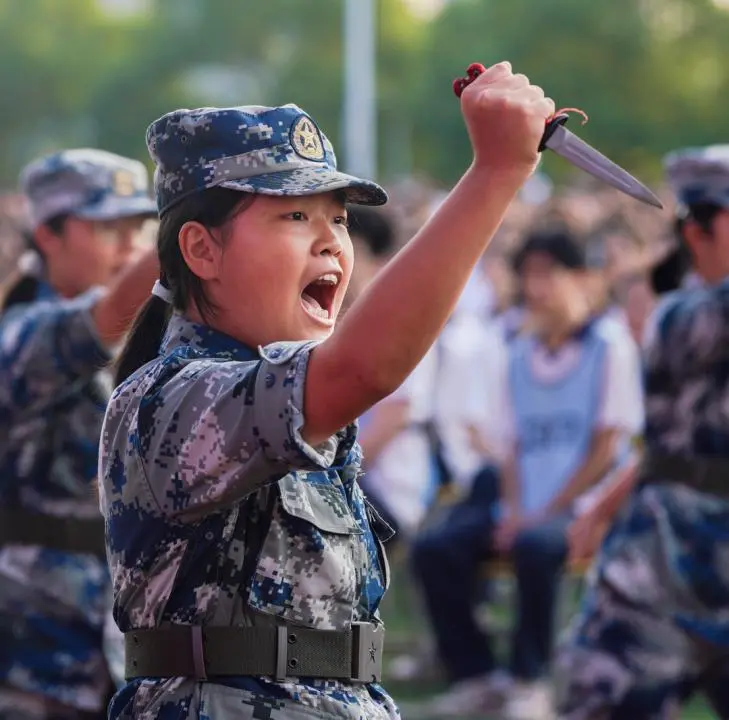 秉初心于实处 赋时代以新声——湘潭凤凰中学隆重举行2025年秋季开学典礼暨教师节表彰大会