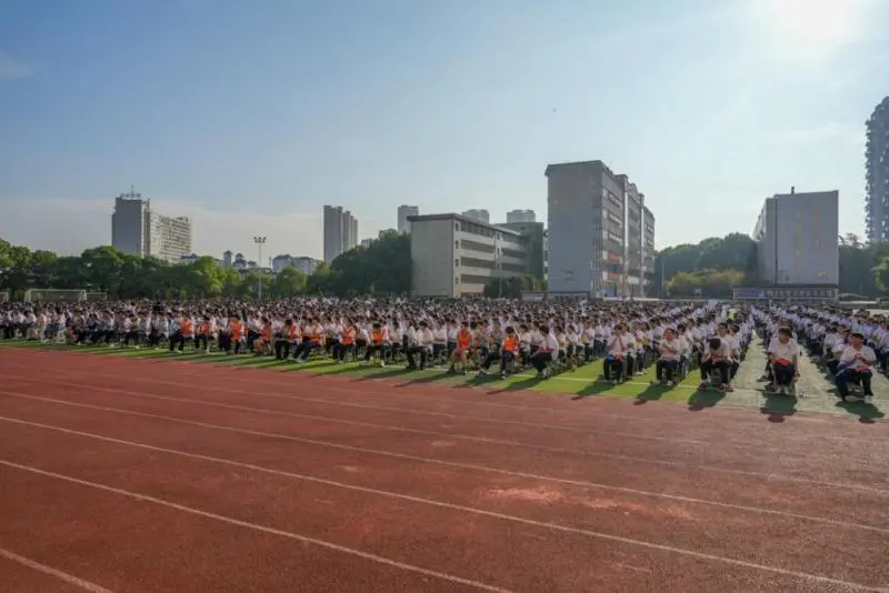 秉初心于实处 赋时代以新声——湘潭凤凰中学隆重举行2025年秋季开学典礼暨教师节表彰大会