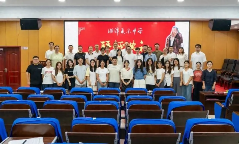薪火相传，赋能成长——湘潭凤凰中学2025年 新进教师拜师仪式