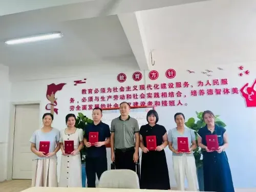 上饶玉山县文成幼儿园:   “委”以同行，“食”刻守护