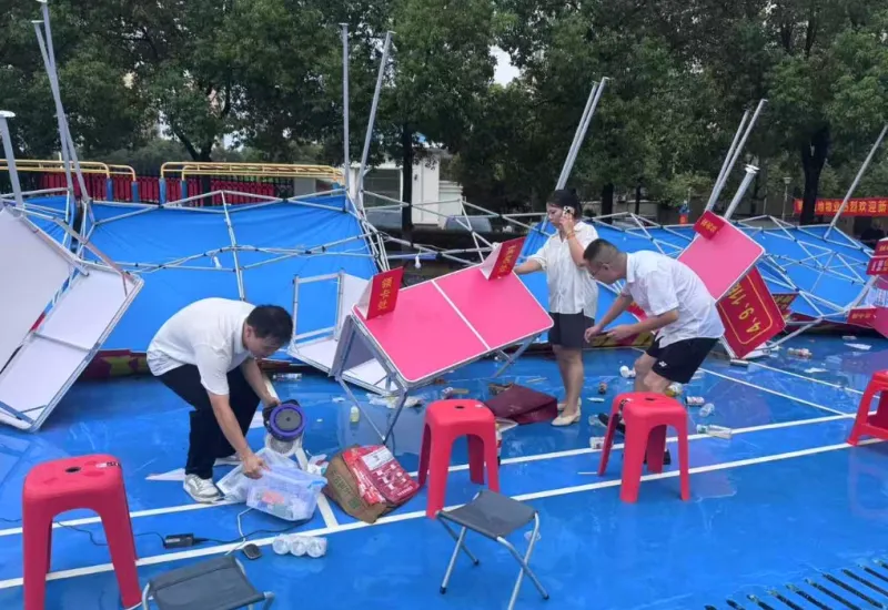 雨袭湘大促销首日!湘潭联通团队冒雨坚守,高效服务1500+师生获认可 雨袭湘大促销首日!湘潭联通团队冒雨坚守,高效服务1500+师生获认可