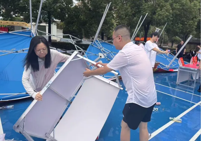 雨袭湘大促销首日!湘潭联通团队冒雨坚守,高效服务1500+师生获认可 雨袭湘大促销首日!湘潭联通团队冒雨坚守,高效服务1500+师生获认可