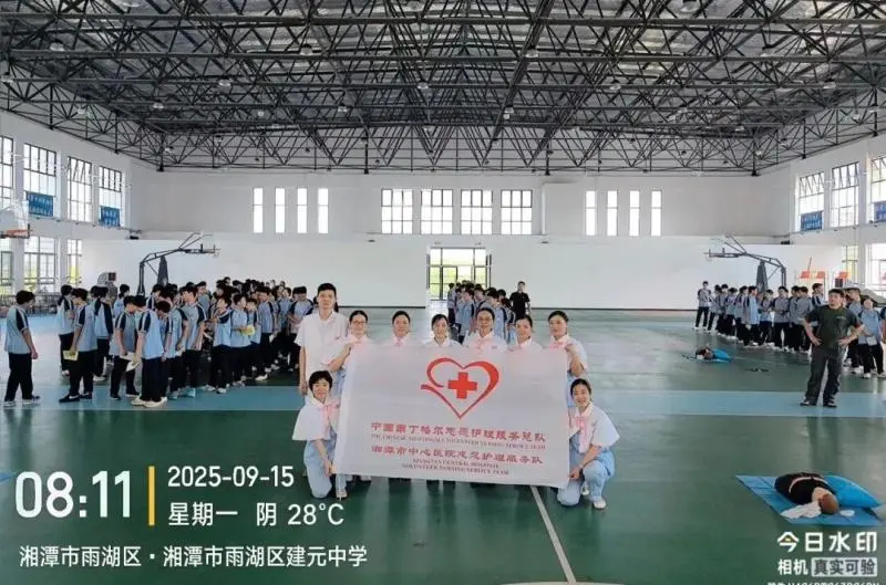 湘潭市中心医院南丁格尔志愿护理服务队走进建元中学，手把手教“心肺复苏”