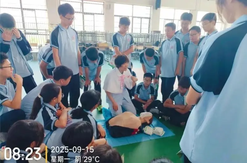 湘潭市中心医院南丁格尔志愿护理服务队走进建元中学，手把手教“心肺复苏”