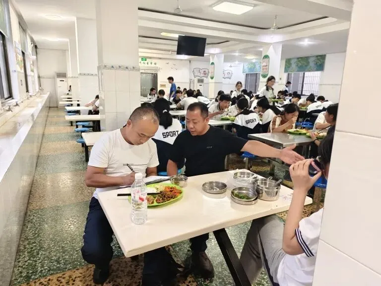 尽“膳”尽美 “食”刻守护 ——湘机中学召开秋季学期膳食委员会会议 尽“膳”尽美 “食”刻守护 ——湘机中学召开秋季学期膳食委员会会议