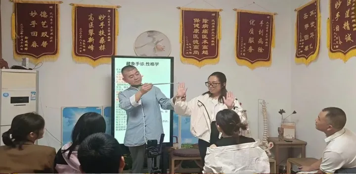解锁健康密码国医大师弟子“药食同源”养生公益培训