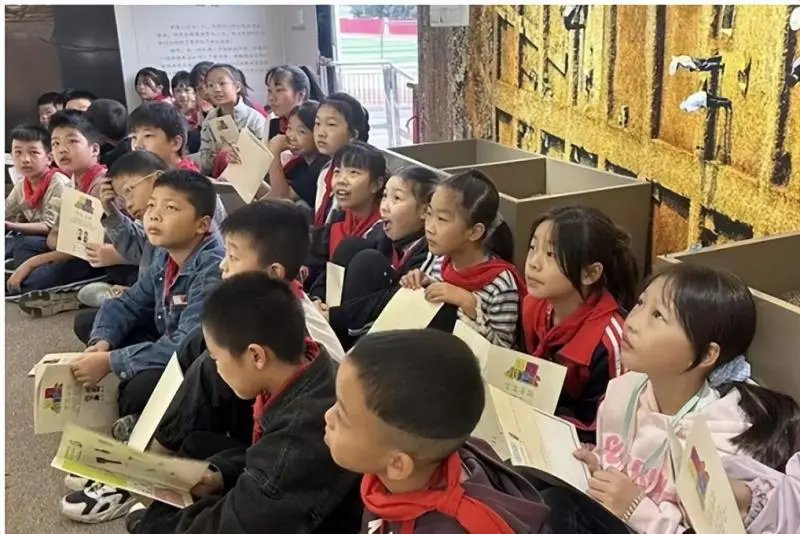 “移动博物馆”驶入花石镇中心小学校园 “移动博物馆”驶入花石镇中心小学校园