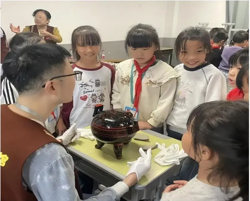 “移动博物馆”驶入花石镇中心小学校园 “移动博物馆”驶入花石镇中心小学校园