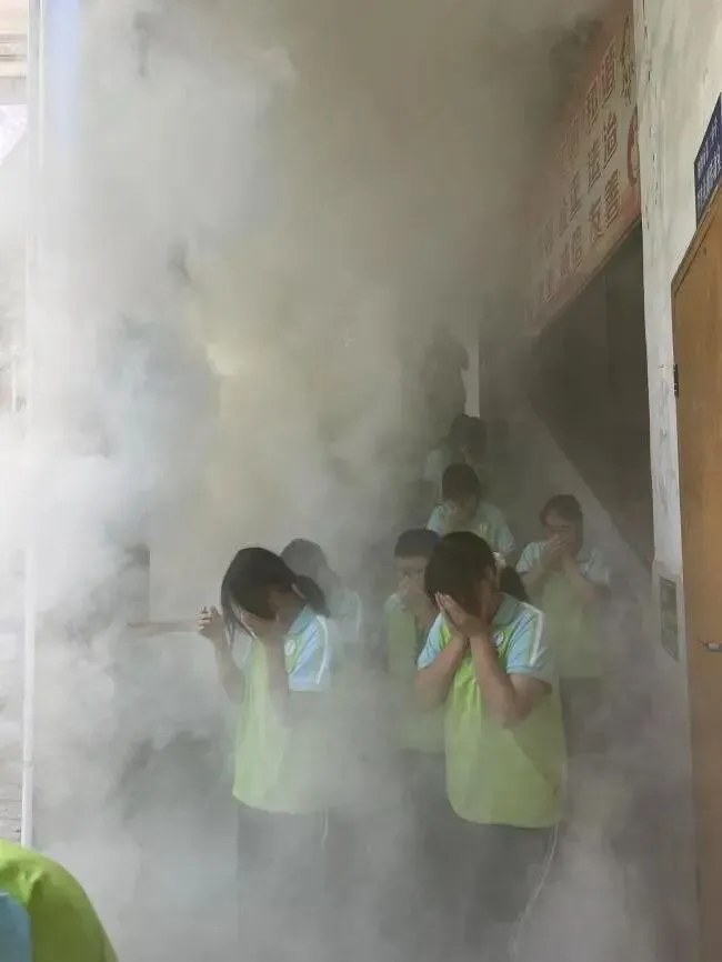 居安思危常演练,筑牢校园“防火墙”——湘潭市第二中学2025年下学期9月消防应急疏散演练及夜间宿舍疏散演练 居安思危常演练,筑牢校园“防火墙”——湘潭市第二中学2025年下学期9月消防应急疏散演练及夜间宿舍疏散演练