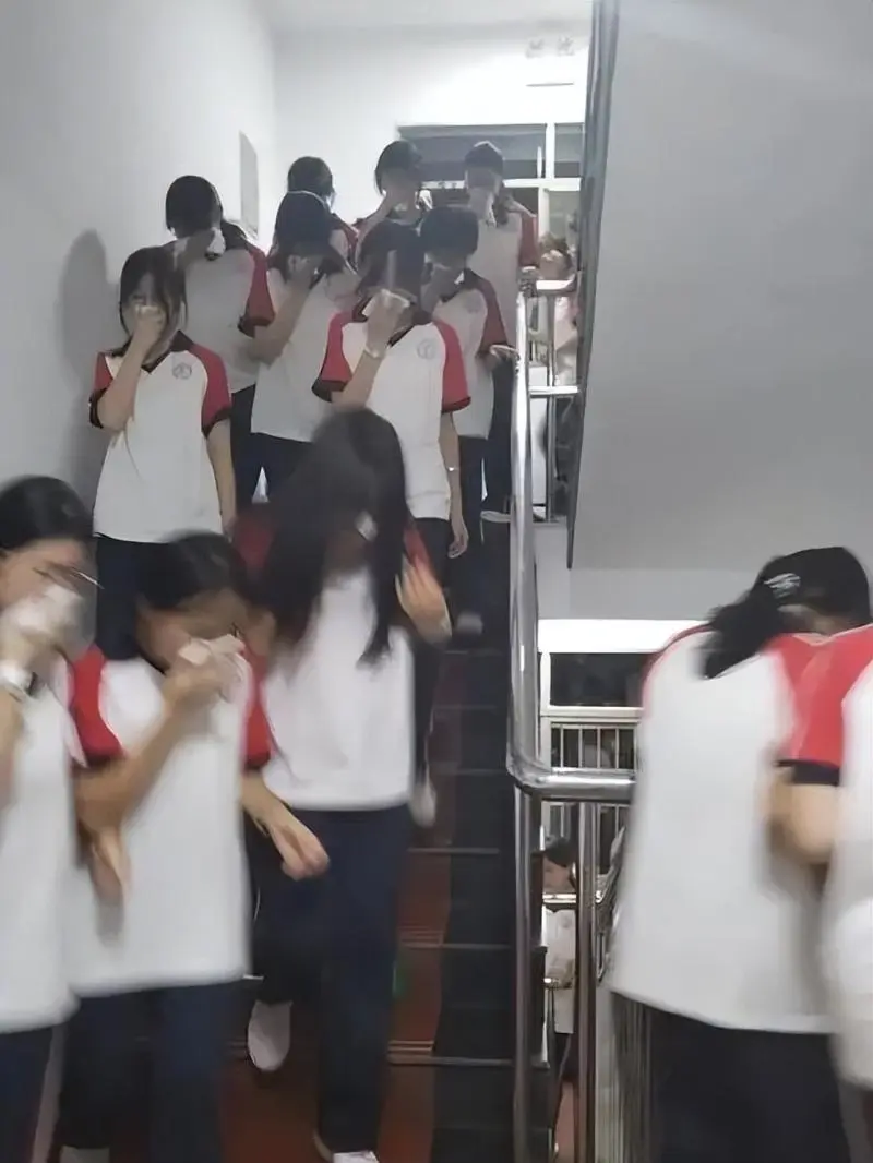 居安思危常演练,筑牢校园“防火墙”——湘潭市第二中学2025年下学期9月消防应急疏散演练及夜间宿舍疏散演练 居安思危常演练,筑牢校园“防火墙”——湘潭市第二中学2025年下学期9月消防应急疏散演练及夜间宿舍疏散演练