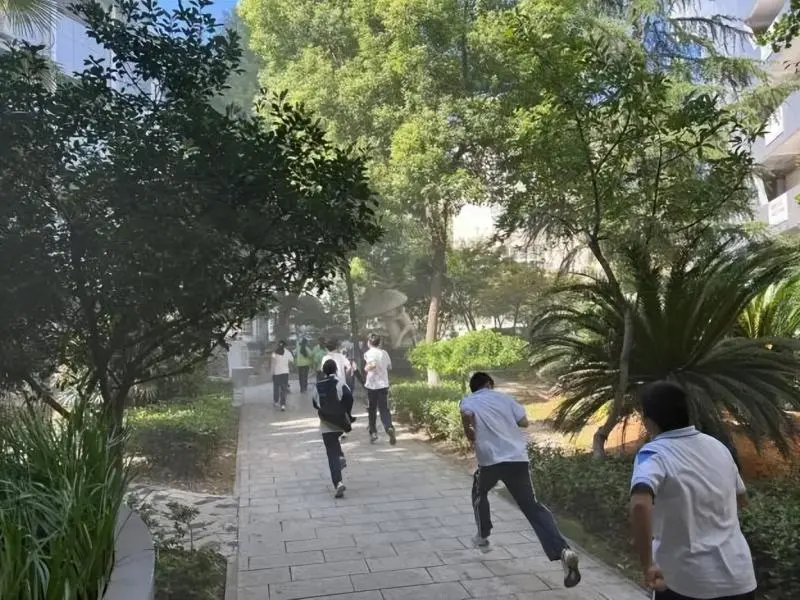 居安思危常演练,筑牢校园“防火墙”——湘潭市第二中学2025年下学期9月消防应急疏散演练及夜间宿舍疏散演练 居安思危常演练,筑牢校园“防火墙”——湘潭市第二中学2025年下学期9月消防应急疏散演练及夜间宿舍疏散演练