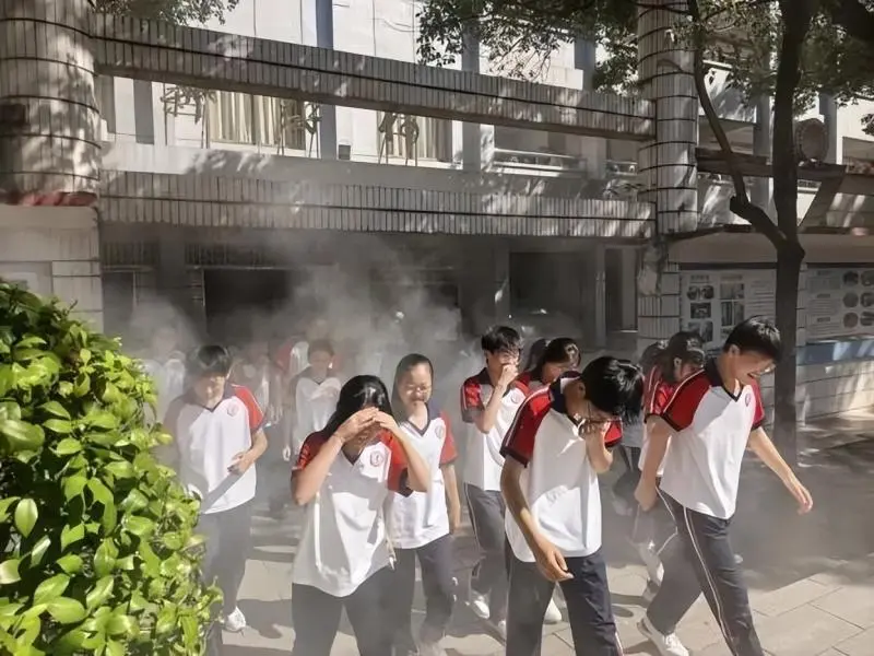 居安思危常演练,筑牢校园“防火墙”——湘潭市第二中学2025年下学期9月消防应急疏散演练及夜间宿舍疏散演练 居安思危常演练,筑牢校园“防火墙”——湘潭市第二中学2025年下学期9月消防应急疏散演练及夜间宿舍疏散演练