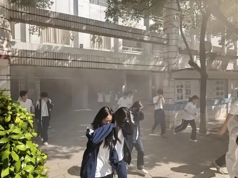 居安思危常演练,筑牢校园“防火墙”——湘潭市第二中学2025年下学期9月消防应急疏散演练及夜间宿舍疏散演练 居安思危常演练,筑牢校园“防火墙”——湘潭市第二中学2025年下学期9月消防应急疏散演练及夜间宿舍疏散演练