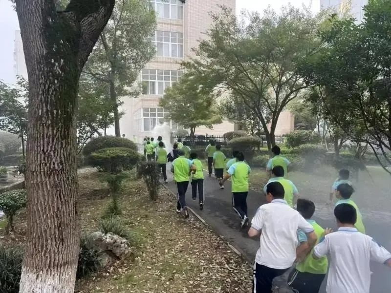居安思危常演练,筑牢校园“防火墙”——湘潭市第二中学2025年下学期9月消防应急疏散演练及夜间宿舍疏散演练 居安思危常演练,筑牢校园“防火墙”——湘潭市第二中学2025年下学期9月消防应急疏散演练及夜间宿舍疏散演练