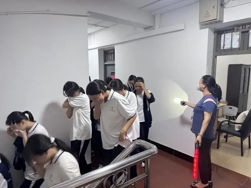 居安思危常演练,筑牢校园“防火墙”——湘潭市第二中学2025年下学期9月消防应急疏散演练及夜间宿舍疏散演练 居安思危常演练,筑牢校园“防火墙”——湘潭市第二中学2025年下学期9月消防应急疏散演练及夜间宿舍疏散演练