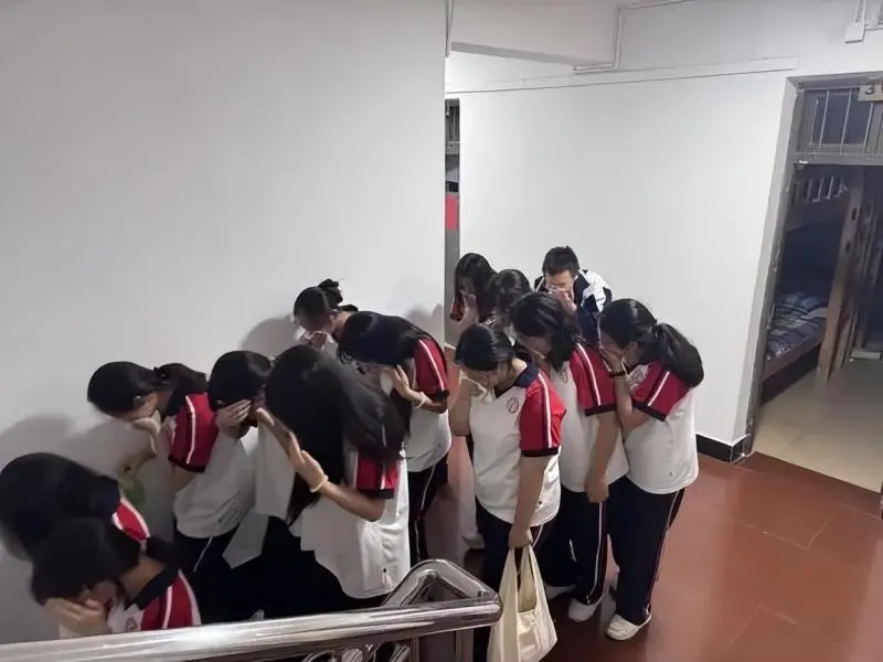 居安思危常演练,筑牢校园“防火墙”——湘潭市第二中学2025年下学期9月消防应急疏散演练及夜间宿舍疏散演练 居安思危常演练,筑牢校园“防火墙”——湘潭市第二中学2025年下学期9月消防应急疏散演练及夜间宿舍疏散演练