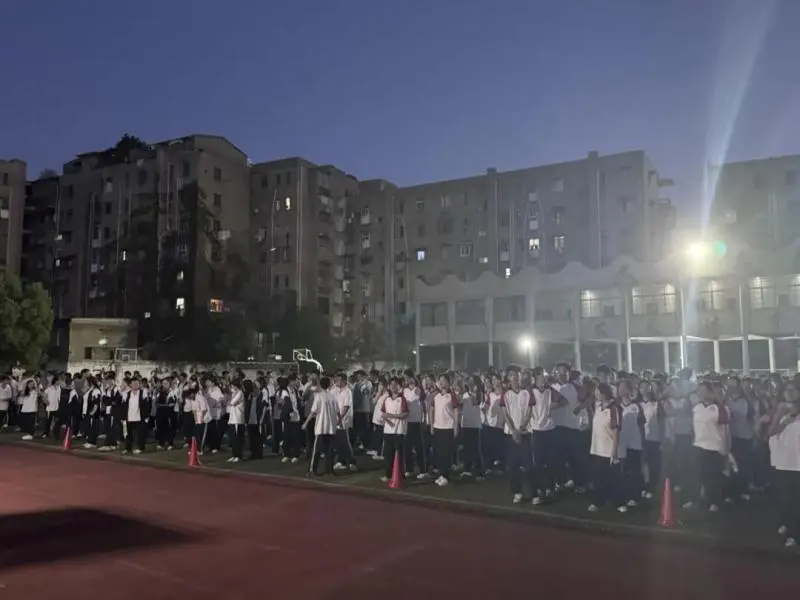 居安思危常演练,筑牢校园“防火墙”——湘潭市第二中学2025年下学期9月消防应急疏散演练及夜间宿舍疏散演练 居安思危常演练,筑牢校园“防火墙”——湘潭市第二中学2025年下学期9月消防应急疏散演练及夜间宿舍疏散演练