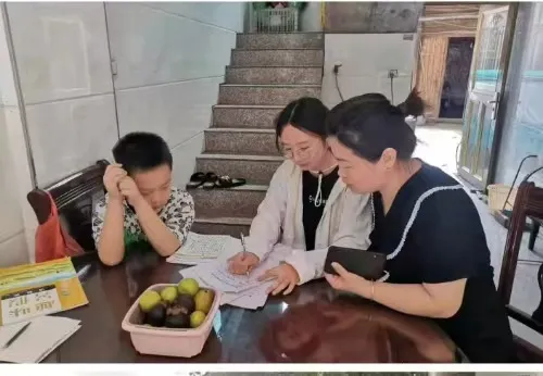 潘子仪:粉笔为桨 渡梦成舟 潘子仪:粉笔为桨 渡梦成舟