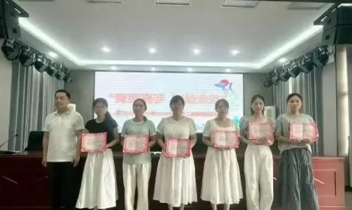 上饶玉山县怀玉山中心小学举行“青蓝工程”师徒结对活动