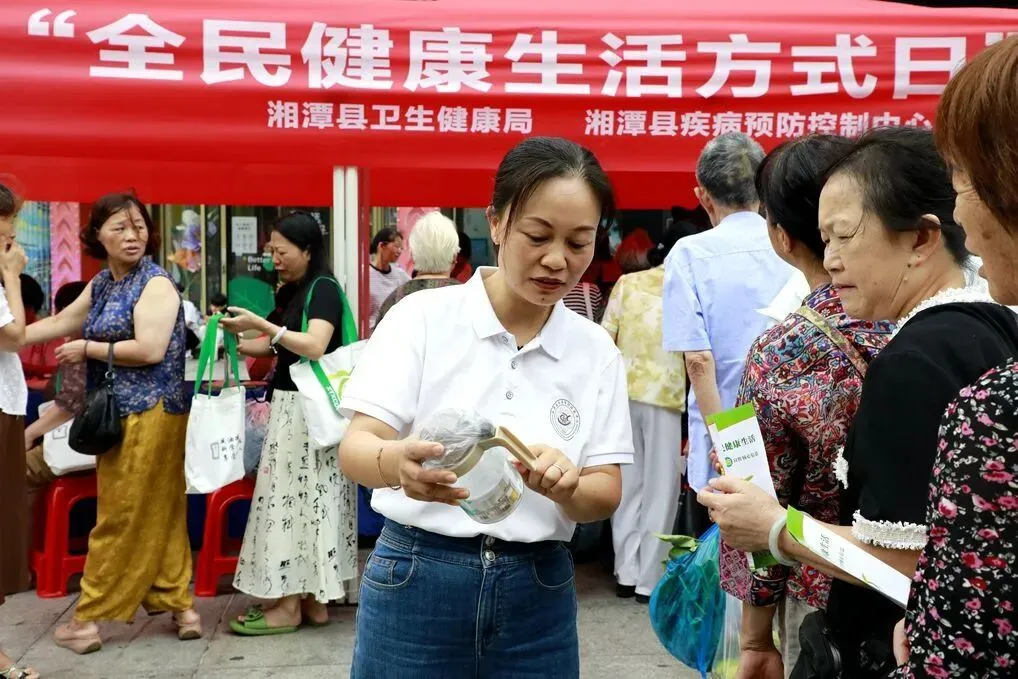 湘潭县疾控中心开展全民健康生活方式宣传月活动