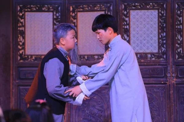 云南首部少儿红色庭院剧《守护党章》昆明公演 300余观众共赴“沉浸式”红色历史课堂