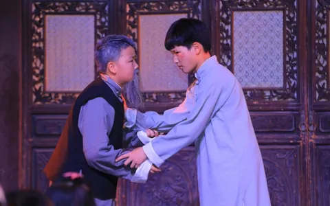 云南首部少儿红色庭院剧《守护党章》昆明公演 300余观众共赴“沉浸式”红色历史课堂