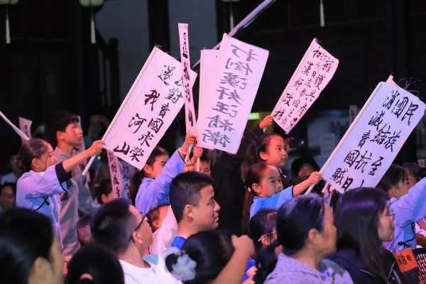 云南首部少儿红色庭院剧《守护党章》昆明公演 300余观众共赴“沉浸式”红色历史课堂