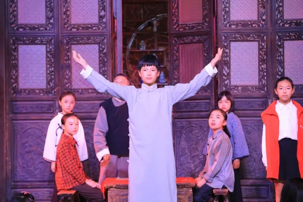 云南首部少儿红色庭院剧《守护党章》昆明公演 300余观众共赴“沉浸式”红色历史课堂