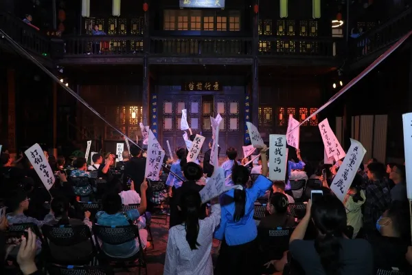云南首部少儿红色庭院剧《守护党章》昆明公演 300余观众共赴“沉浸式”红色历史课堂