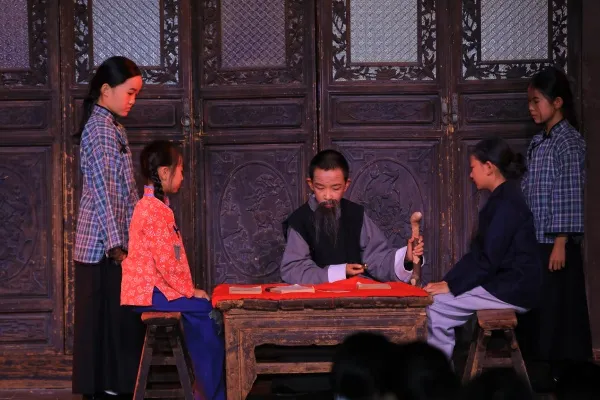 云南首部少儿红色庭院剧《守护党章》昆明公演 300余观众共赴“沉浸式”红色历史课堂