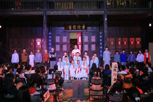 云南首部少儿红色庭院剧《守护党章》昆明公演 300余观众共赴“沉浸式”红色历史课堂