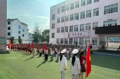 江西玉山县怀玉山中心小学举行二年级第二批新队员入队仪式 江西玉山县怀玉山中心小学举行二年级第二批新队员入队仪式