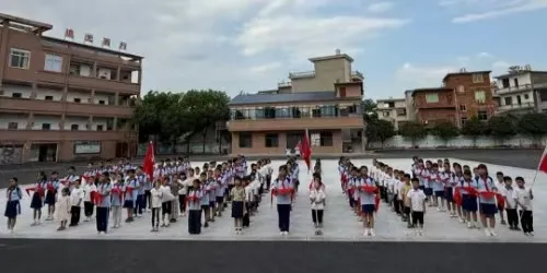 江西玉山县横街中心小学举行建队日活动