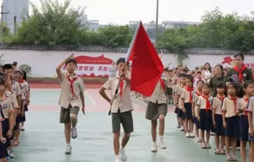 江西上饶广信区第三小学举行少先队建队日分批入队仪式