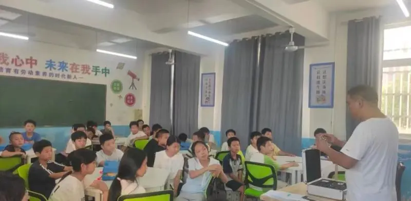 江西玉山县文成初级中学开展科技社团活动 江西玉山县文成初级中学开展科技社团活动