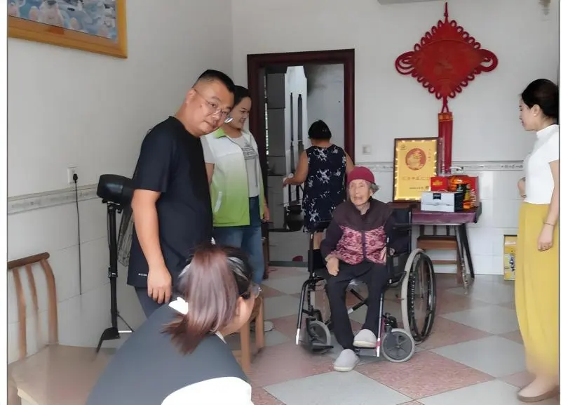 社工探访百岁老人 ,定格孝亲敬老瞬间 社工探访百岁老人 ,定格孝亲敬老瞬间
