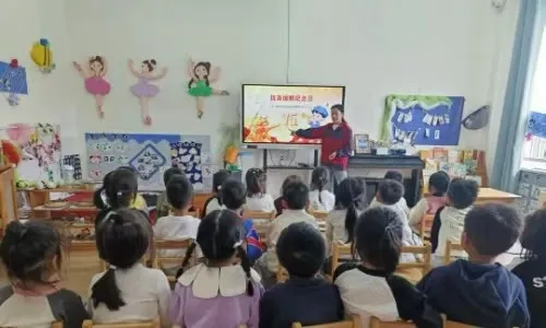上饶广信区枫岭头镇中心幼儿园：  传承红色基因  厚植爱国情怀