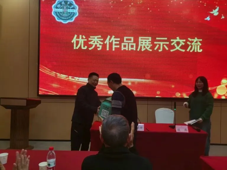 重阳敬老情电中一家亲——湘机中学精心组织2025年“重阳节”敬老活动 重阳敬老情电中一家亲——湘机中学精心组织2025年“重阳节”敬老活动