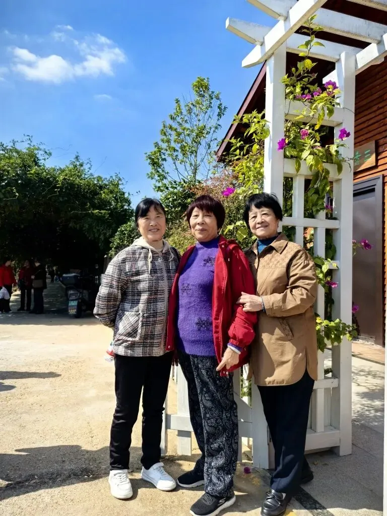 重阳敬老情电中一家亲——湘机中学精心组织2025年“重阳节”敬老活动 重阳敬老情电中一家亲——湘机中学精心组织2025年“重阳节”敬老活动