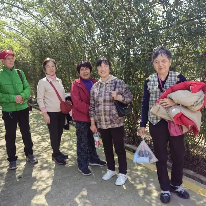 重阳敬老情电中一家亲——湘机中学精心组织2025年“重阳节”敬老活动 重阳敬老情电中一家亲——湘机中学精心组织2025年“重阳节”敬老活动