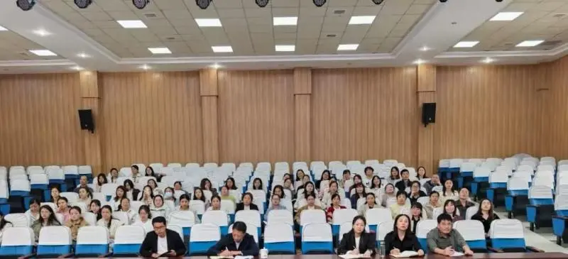 江西玉山县端明小学开展十月份班主任例会暨班主任工作经验分享会