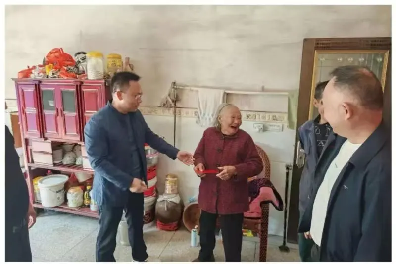 江西玉山县仙岩镇开展重阳节慰问关爱活动