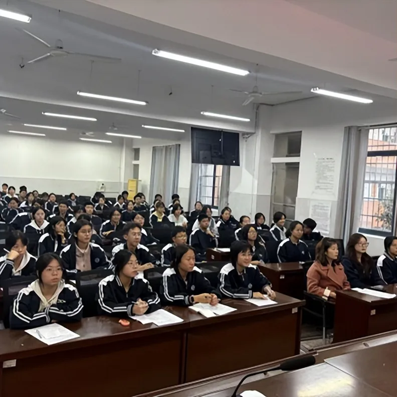 探寻家乡根脉绽放文化光彩湘机中学高一年级举办“家乡文化生活” 主题展示活动 探寻家乡根脉绽放文化光彩湘机中学高一年级举办“家乡文化生活” 主题展示活动