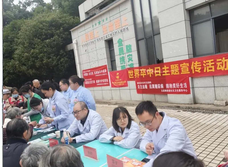 情暖重阳·守护健康:五里堆社区邀医义诊 住培医师践学成长 情暖重阳·守护健康:五里堆社区邀医义诊 住培医师践学成长