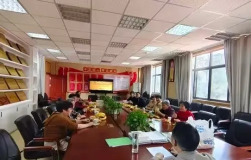 江西玉山县明德小学举办退休教职工座谈会