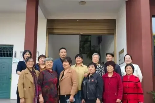 江西玉山县明德小学举办退休教职工座谈会