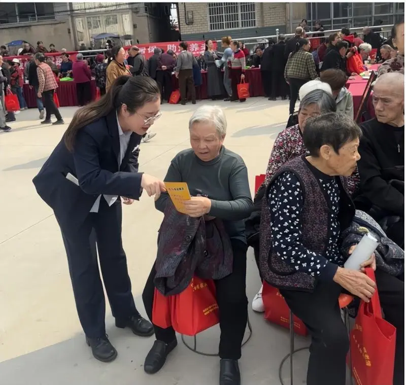 中国工商银行下摄司支行举办重阳敬老活动 中国工商银行下摄司支行举办重阳敬老活动