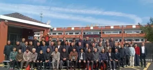 江西玉山县紫湖中心小学举行退休教师座谈会 江西玉山县紫湖中心小学举行退休教师座谈会