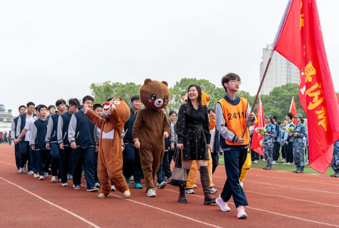 秋色点兵扬斗志,凤凰展翅竞风流——湘潭凤凰中学第25届校园田径运动会圆满结束